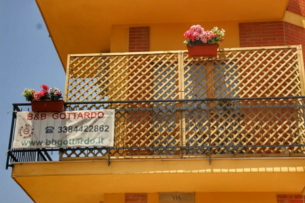 Il balcone con il grigliato e l'insegna del B&B Gottardo