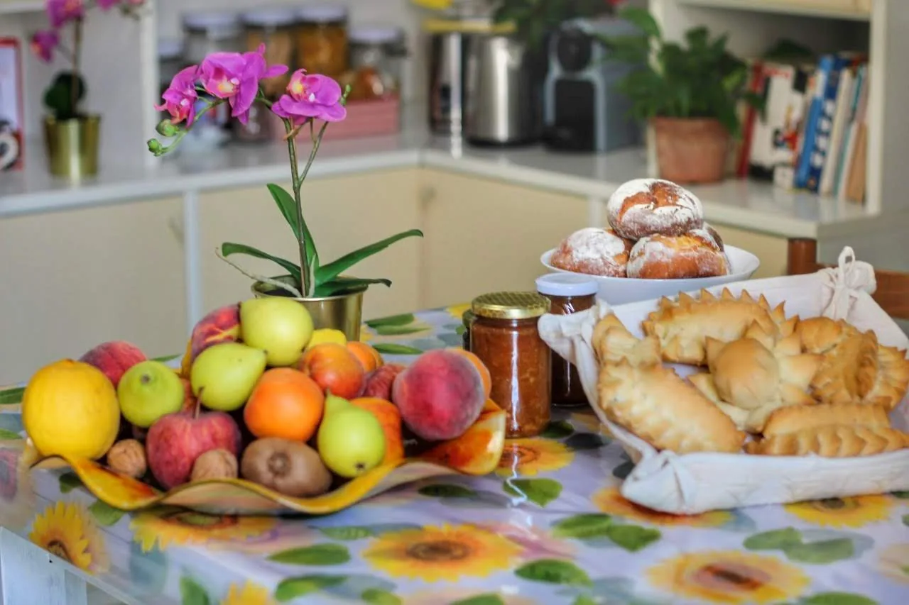 Dolci sardi e frutta sul tavolo della colazione